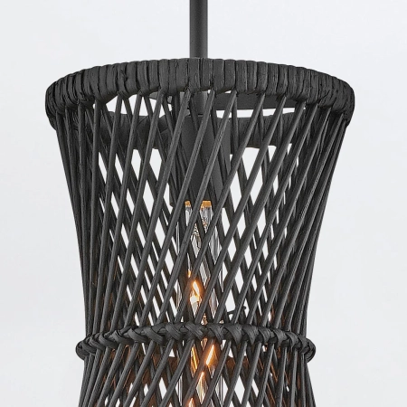 Lampa wisząca czarna metalowa z rattanem QN-TWYLA-1P-BK z serii Twyla