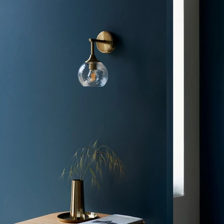 Kinkiet mosiężny z karbowanym szklanym kloszem 103173 z serii Allegra - Endon Lighting