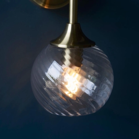 Kinkiet mosiężny z karbowanym szklanym kloszem 103173 z serii Allegra - Endon Lighting