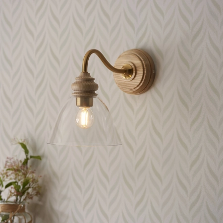 Kinkiet mosiężny z drewnem i szklanym kloszem 113371 z serii Cotswold - Endon Lighting