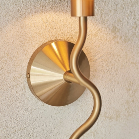 Kinkiet mosiężny z kloszem z rafii 114227 z serii Wriggle - Endon Lighting