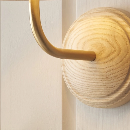 Kinkiet ścienny drewniany z mosiężnym ramieniem 115076 z serii Wood Arc - Endon Lighting