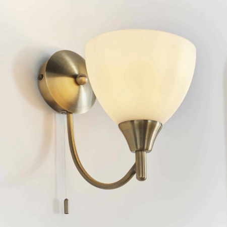 Kinkiet mosiężny z białym kloszem i włącznikiem sznurkowym 1805-1AN z serii Alton - Endon Lighting