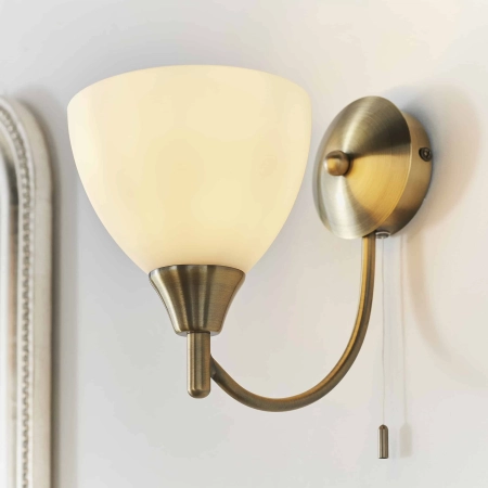 Kinkiet mosiężny z białym kloszem i włącznikiem sznurkowym 1805-1AN z serii Alton - Endon Lighting