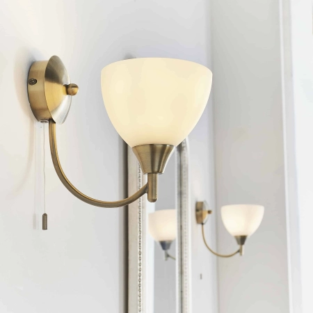 Kinkiet mosiężny z białym kloszem i włącznikiem sznurkowym 1805-1AN z serii Alton - Endon Lighting