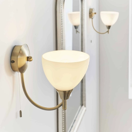 Kinkiet mosiężny z białym kloszem i włącznikiem sznurkowym 1805-1AN z serii Alton - Endon Lighting