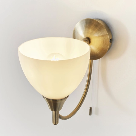 Kinkiet mosiężny z białym kloszem i włącznikiem sznurkowym 1805-1AN z serii Alton - Endon Lighting