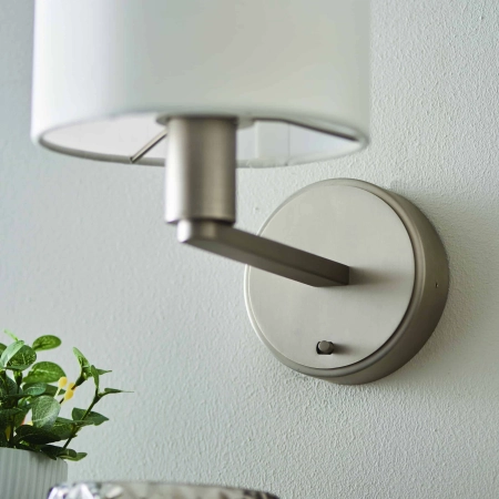 Kinkiet metalowy srebrny z białym abażurem 61608 z serii Daley - Endon Lighting