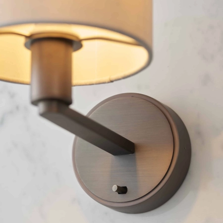 Kinkiet metalowy brązowy z białym abażurem 73018 z serii Daley - Endon Lighting