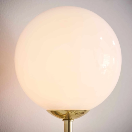 Kinkiet mosiężny z białą kulą 75960 z serii Otto - Endon Lighting