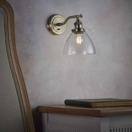 Kinkiet mosiężny ze szklanym kloszem 77273 z serii Hansen - Endon Lighting
