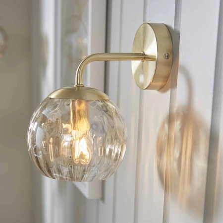 Kinkiet ścienny złoty ze szklanym kloszem 91970 z serii Dimple - Endon Lighting