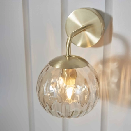 Kinkiet ścienny złoty ze szklanym kloszem 91970 z serii Dimple - Endon Lighting
