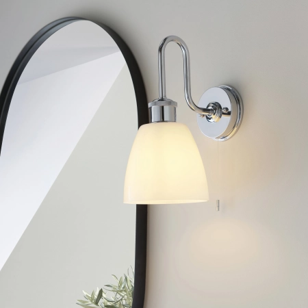 Kinkiet łazienkowy chromowany z białym kloszem 95506 z serii Piper - Endon Lighting