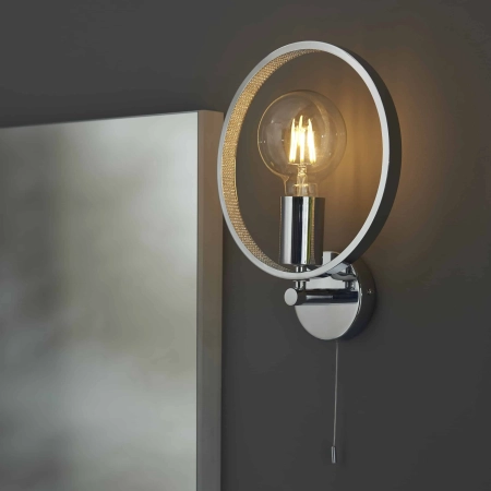 Kinkiet chromowany okrągły z włącznikiem sznurkowym 96002 z serii Merola - Endon Lighting